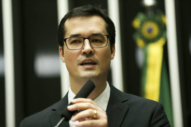 Dallagnon dedicou o prmio a "todos os brasileiros que se sentem impotentes contra a corrupo". Foto: Marcelo Camargo/Agncia Brasil