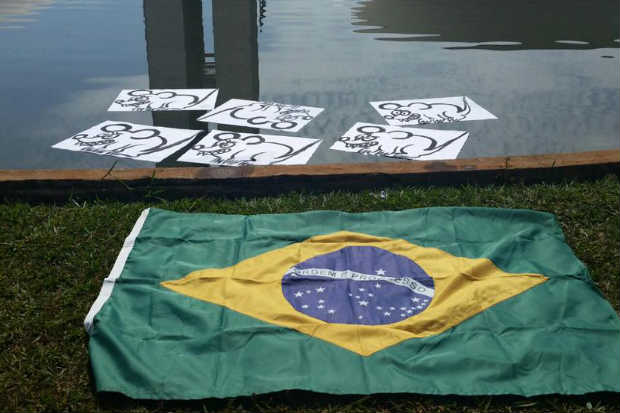 Manifestantes jogaram ratos de papel no Congresso aos gritos de "Fora, Renan!. "Foto: Movimento Vem pra rua/Reproduo/Facebook
