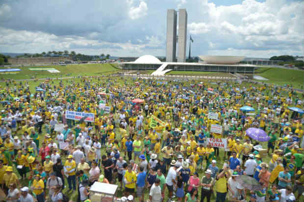 Os manifestantes pedem a sada imediata do presidente do Congresso. Foto: Marcello Casal Jr/ Agncia Brasil