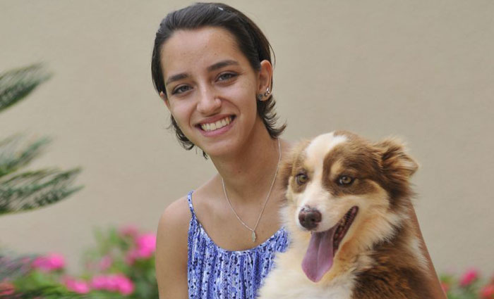 Renata Bernab tosa pelos do seu cachorro Mel para diminuir o calor. Foto: Minervino Junior/CB (Renata Bernab tosa pelos do seu cachorro Mel para diminuir o calor. Foto: Minervino Junior/CB)