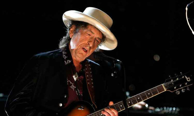Aos 75 anos, Bob Dylan  o primeiro compositor a obter o prestigioso prmio. Foto: Kevin Winter/AFP