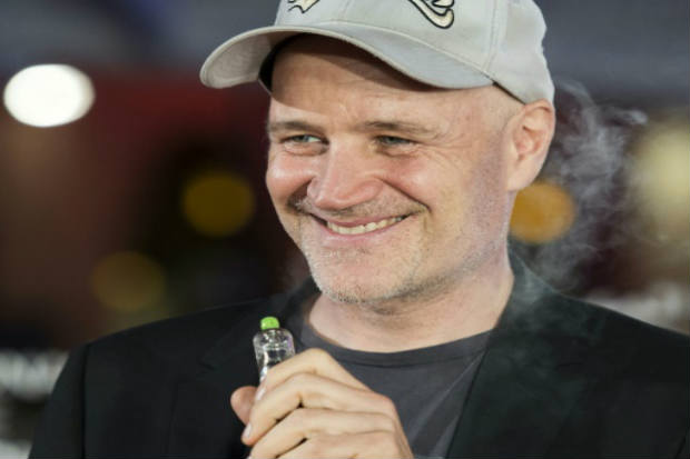 O diretor Jan Kounen fuma cigarro eletrônico no Festival de Cinema Internacional de Marrakesh, no dia 5 de dezembro. Foto: AFP FADEL SENNA O diretor Jan Kounen fuma cigarro eletrônico no Festival de Cinema Internacional de Marrakesh, no dia 5 de dezembro. Foto: AFP FADEL SENNA