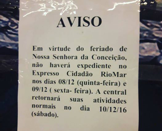 Usurios foram surpreendidos por uma placa informando o no funcionamento dos postos. Foto:  Ana Carolina Addobati/ Reproduo/ Facebook