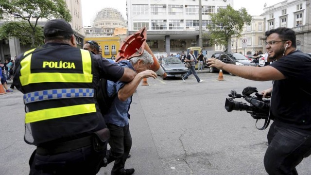 Agresso foi capturada em vdeo e postada no Facebook. Foto: Alex Ribeiro/Facebook/Reproduo