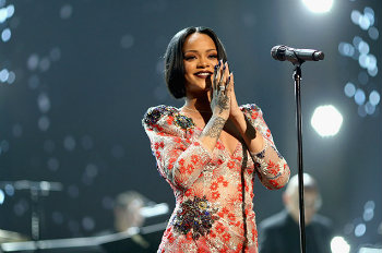 Rihanna se destaca entre artistas femininas mais ouvidas e  referncia no R&B. Foto: Reproduo da internet 