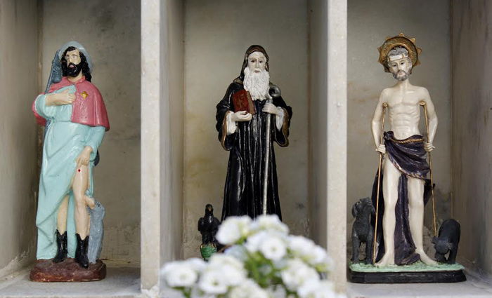 Assim como na Igreja Catlica, a Umbanda tambm tem seus santos. Fotos: Shilton Arajo/DP