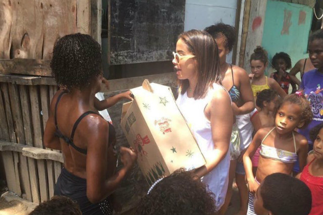 Cantora foi clicada enquanto fazia entregas. Foto:Twitter/Reproduão Cantora foi clicada enquanto fazia entregas. Foto:Twitter/Reproduão