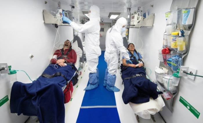 Equipe mdica monitora pacientes infectados com o Ebola em um mdulo no Aeroporto Internacional de Dulles, Virgnia. Foto: Paul J. Richards/AFP