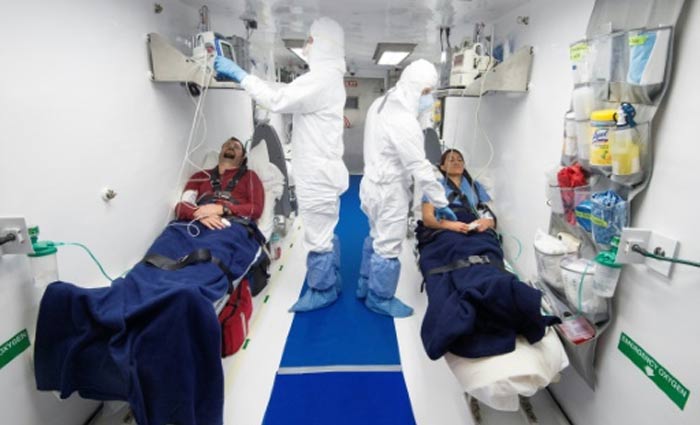 Equipe médica monitora pacientes infectados com o Ebola em um módulo no Aeroporto Internacional de Dulles, Virgínia. Foto: Paul J. Richards/AFP Equipe médica monitora pacientes infectados com o Ebola em um módulo no Aeroporto Internacional de Dulles, Virgínia. Foto: Paul J. Richards/AFP