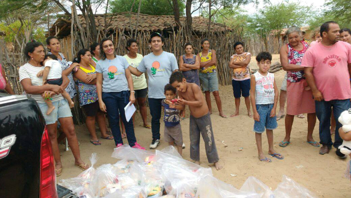 O projeto Camisas que Protegem se uniu ao Amigos do Nordeste e juntos eles proporcionaram um dia especial s crianas carentes do Serto. Fotos: Divulgao (O projeto Camisas que Protegem se uniu ao Amigos do Nordeste e juntos eles proporcionaram um dia especial s crianas carentes do Serto. Fotos: Divulgao)