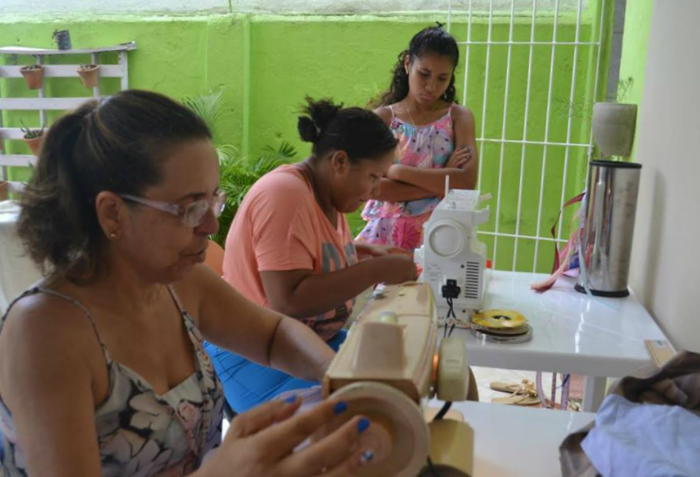 Professora reuniu amigas e, em dois meses, foram produzidos 40 vestidos e 11 calas compridas. (Professora reuniu amigas e, em dois meses, foram produzidos 40 vestidos e 11 calas compridas.)