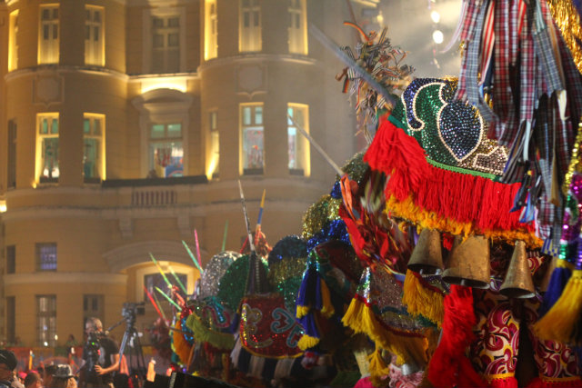 Sem Nan Vasconcelos, naes de maracatu se reuniro em cortejo at o Marco Zero na abertura do carnaval. Foto: Diego Nigro/Divulgao