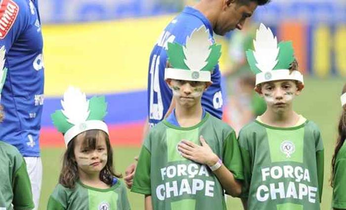 Crianas prestam homenagem ao time Chapecoense. Foto: Juarez Rodrigues/CB/D.A Press
