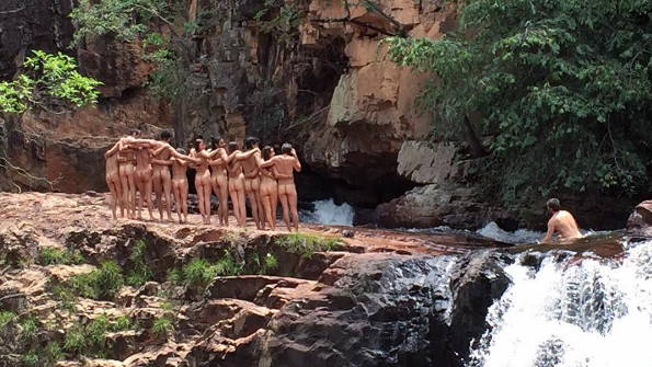 Atores e apresentadores globais posam nus em uma das cachoeiras do Parque Nacional da Chapada dos Veadeiros (GO). Foto: Instagram/Reproduo
