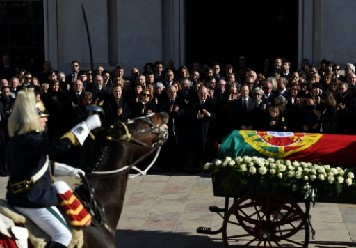 O caixo  aplaudido em frente  prefeitura, no centro de Lisboa. Foto: AFP/FRANCISCO LEONG 