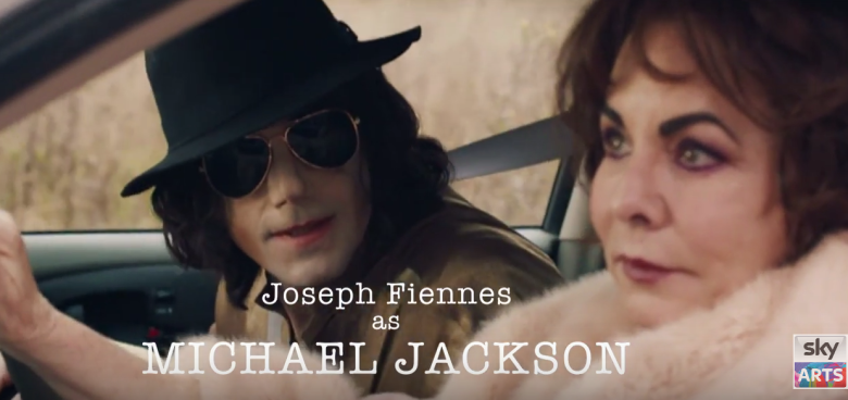 Fiennes interpreta Michael Jackson na srie. O papel da atriz Elizabeth Taylor fica com Stockard Channing. Foto: SkyArts/Reproduo