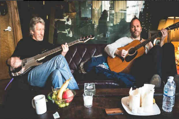 Em estdio, Roger Waters toca baixo junto com o produtor Nigel Godrich. Foto: Reproduo/Instagram