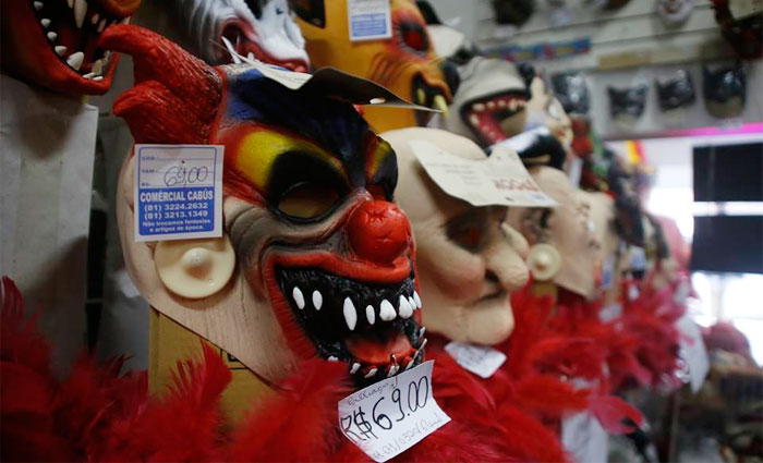 Mscara de palhao para se divertir neste carnaval por R$ 69. Foto: Anderson Freire/Esp DP