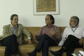 O vice-presidente do Diario de Pernambuco, Maurcio Rands ( esquerda), recebeu Rominho Pimentel e Ubirajara. Foto: Shilton Arajo/DP