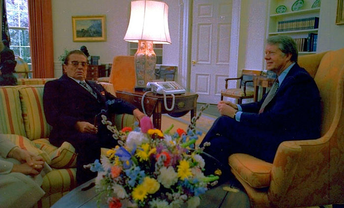 Encontro entre o ento presidente dos Estados Unidos Jimmy Carter e o lder iugoslavo Tito, em 1978. Foto: Karl H. Schumacher/White House Photo