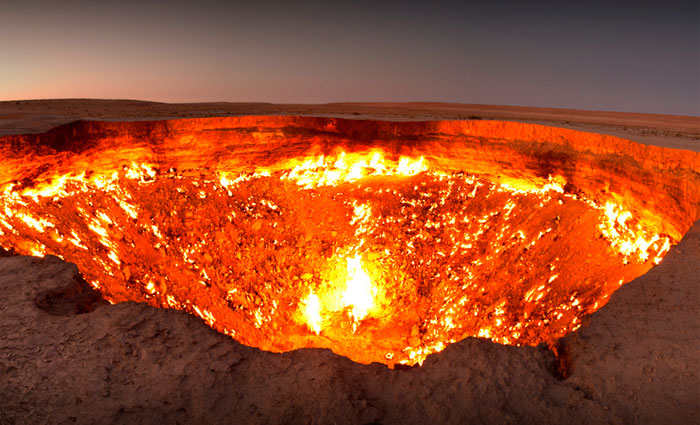 A "Porta do Inferno", cratera em um campo de gs natural que  atrao turstica no Turcomenisto. Foto: Wikimedia