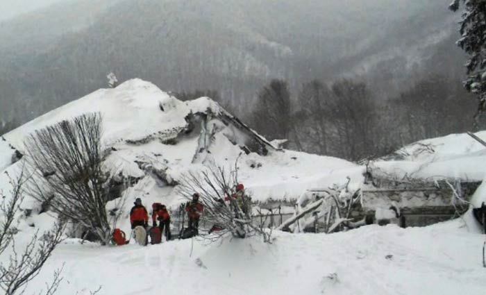 Socorristas participam de operaes de resgate aps avalanche atingir hotel na Itlia, em 19 de janeiro. Foto: CNSAS/AFP/Handout