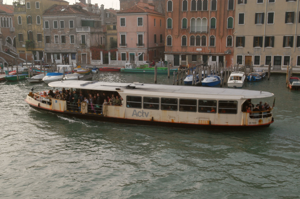 Vaporetto  o meio de transporte pblico mais comum em Veneza, na Itlia. Foto: Reproduo da Internet.