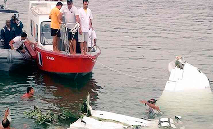 Avio caiu prximo a Paraty, no Rio de Janeiro, com cinco pessoas a bordo. Foto: Twitter/Reproduo