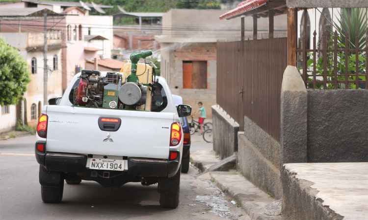 Na tentativa de evitar a transmisso, a Prefeitura de Caratinga tem usado a caminhonete de combate  dengue para borrifar inseticida em bairros da rea urbana. Foto: Edsio Ferreira/EM/DA Press (Na tentativa de evitar a transmisso, a Prefeitura de Caratinga tem usado a caminhonete de combate  dengue para borrifar inseticida em bairros da rea urbana. Foto: Edsio Ferreira/EM/DA Press)