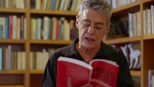 Autor de cinco livros, Chico Buarque recebe prmio pelo conjunto de sua obra literria. Crdito: Youtube/Reproduo