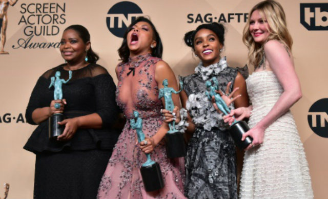 As atrizes Octavia Spencer, Taraji P. Henson, Janelle Monae, e Kirsten Dunst, do elenco de Estrelas Alm do Tempo, no SAG Awards. Foto:  FREDERIC J. BROWN/AFP/Reproduo

