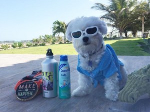 Luke foi bem preparado para enfrentar o calor nordestino: protetor solar, garrafinha de água personalizada, colete salva-vidas, óculos de sol, roupão e toalha de banho. Foto: Arquivo Pessoal Luke foi bem preparado para enfrentar o calor nordestino: protetor solar, garrafinha de água personalizada, colete salva-vidas, óculos de sol, roupão e toalha de banho. Foto: Arquivo Pessoal