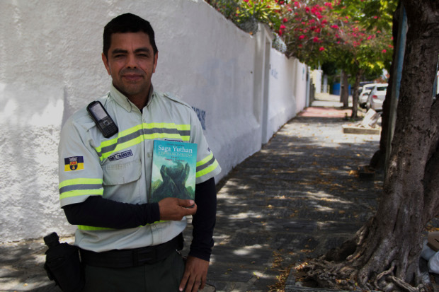 Servidor comeou a alimentar o sonho de escrever livros ainda criana. Foto: Prefeitura de Olinda/Divulgao