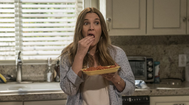 Santa Clarita diet acompanha uma mulher que vira morta-viva. Foto: Netflix/Divulgao