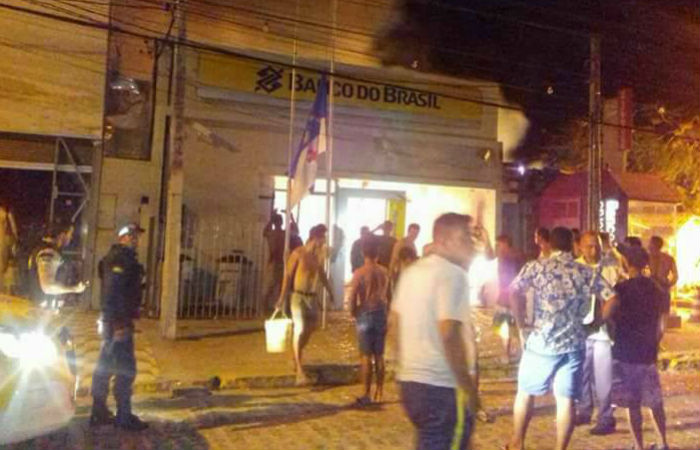 Comunidade ajudou a apagar o fogo que atingiu as agncias bancrias em Porto de Galinhas aps a exploso dos caixas. Foto: Reproduo/ WhatsApp