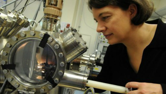 A professora australiana Michelle Simmons observa o menor transistor quntico do mundo em Sydney. Foto: AFP/ Torsten Blackwood/Reproduo