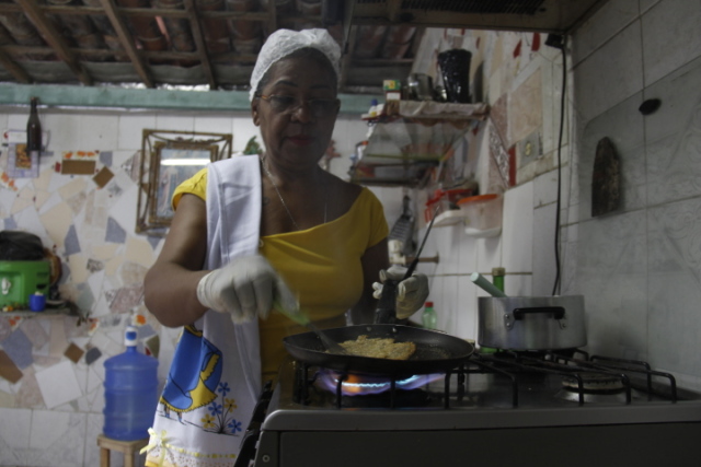 Maria Jos Pontes, a ndia de Santo Amaro,  aproveita tudo o que pode na cozinha. Crdito: Mandy Oliver/Esp.DP (Mandy Oliver/Esp.DP)