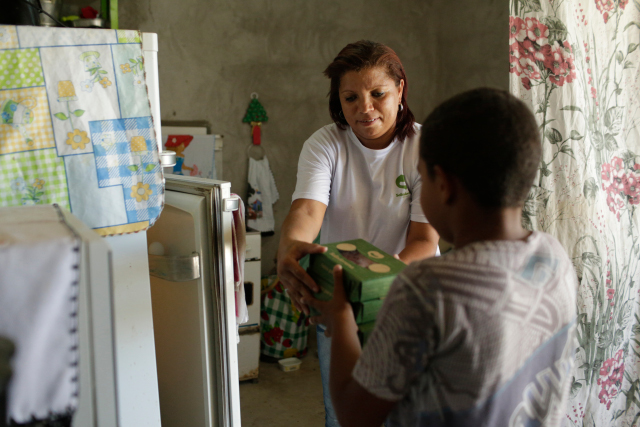 Janana Silva, 35 anos, trabalha no Saladorama e tambm alimenta os filhos com as saladas produzidas pelo delivery social. Crdito: Igo Bione/ Esp.DP (Crdito: Igo Bione/ Esp.DP)