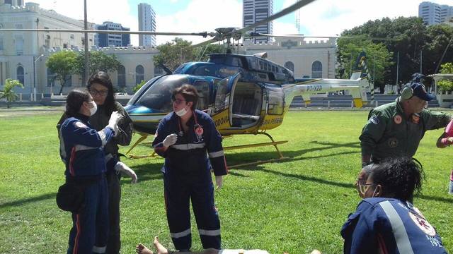 Equipes realizaram o resgate por volta do meio-dia. Argentino foi transportado de helicptero e encaminhado para uma unidade hospitalar no Recife. Foto: PRF/Divulgao