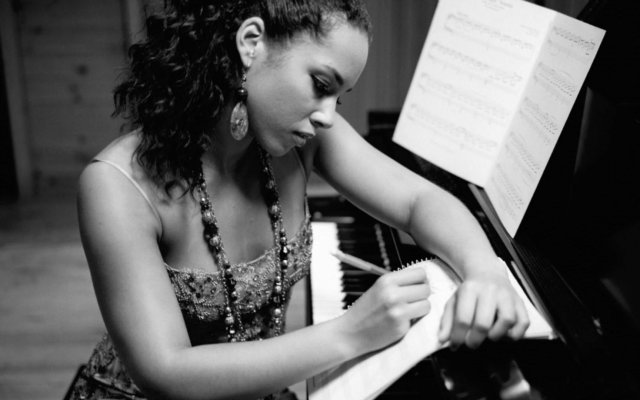 Alicia Keys d protagonismo ao piano em Here. Foto: aliciakeyesmusic.com/Reproduo da internet