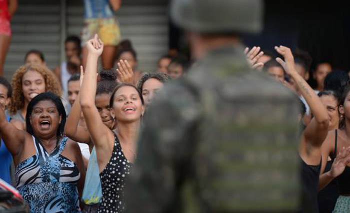 Os militares, que chegaram ontem para reforar a segurana no Esprito Santo, esto no local separando os dois grupos. Foto: Tnia Rgo/Agncia Brasil 
