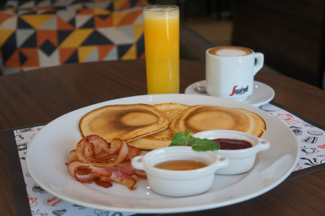 Café da manhã com panqueca e bacon é a pedida no 858 Gastrô. Foto: Carlos Pimenta/Divulgação Café da manhã com panqueca e bacon é a pedida no 858 Gastrô. Foto: Carlos Pimenta/Divulgação