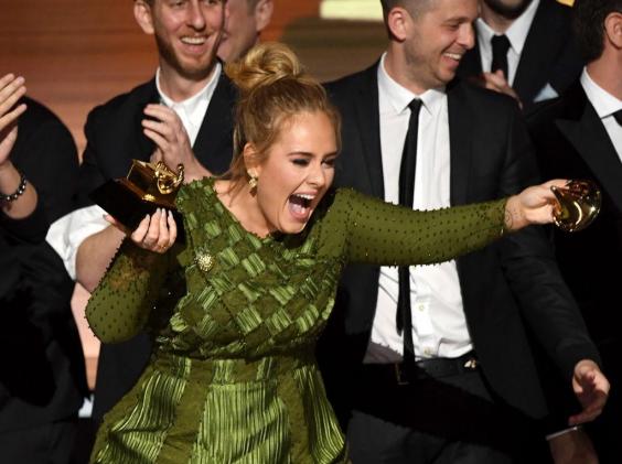 Adele partiu o Grammy de lbum do Ano para poder dividir o prmio com Beyonc. Foto: Twitter/Reproduo