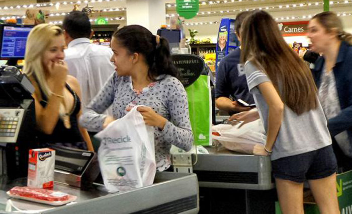 De acordo com o IBGE, as vendas dos hipermercados e supermercados recuaram 3,0% na passagem de novembro para dezembro de 2016. Foto: Rafael Neddermeyer/Fotos Pblicas