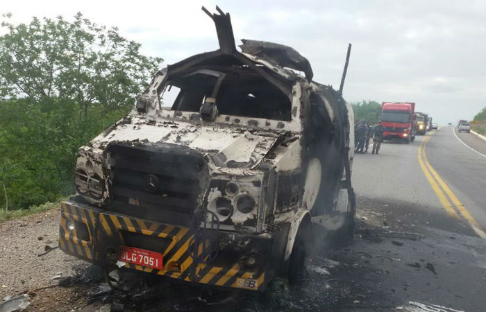 Bandidos explodem carro forte na BR-232. Foto: Corpo de Bombeiros/ Divulgao