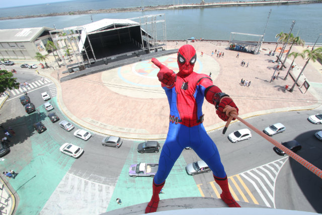 Homem-Aranha de Olinda usar fantasia nova que custou US$ 2 mil. Foto: Nando Chiappetta/DP