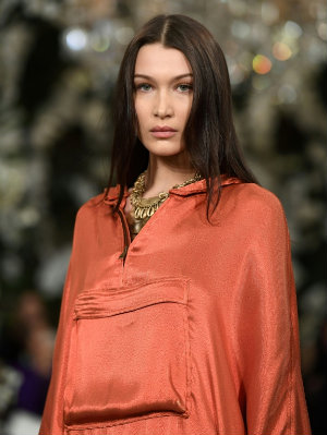 A modelo Bella Hadid durante desfile da Ralph Lauren na New York Fashion Week, no dia 15 de fevereiro. Foto: Angela Weiss/AFP/Divulgação A modelo Bella Hadid durante desfile da Ralph Lauren na New York Fashion Week, no dia 15 de fevereiro. Foto: Angela Weiss/AFP/Divulgação