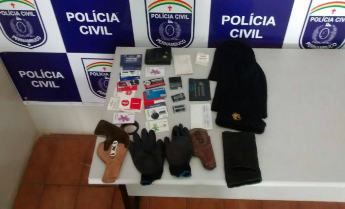 Foram apreendidos cartes de crdito, carteira, baterias e chips de celular. Foto: Polcia Civil/Divulgao