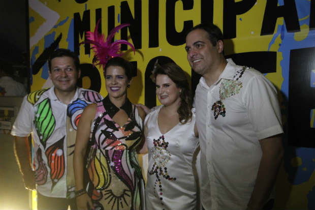 O governador e o prefeito participaram, neste sbado (18), da 53 edio do Baile Municipal do Recife, reunindo familiares, amigos e aliados polticos. Foto: Ricardo Fernandes/DP