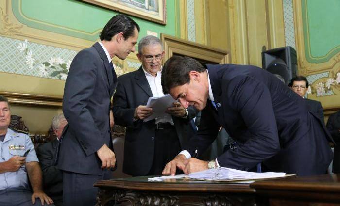 Prefeito sofreu primeira derrota no Legislativo local ainda no dia de sua posse, quando seu adversrio Rodrigo Simes (PDT) foi eleito para a presidncia da Cmara.